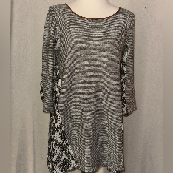 THML stitch fix button back blouse. Size medium. - Picture 2 of 7